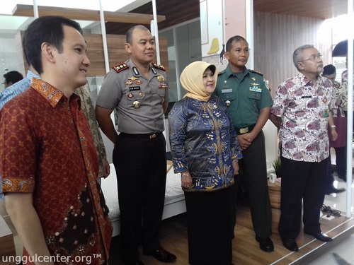 Bu Bupati bersiap meninjau marketing gallery