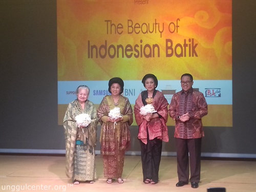 para pelopor batik Indonesia bersama Alex Rusli