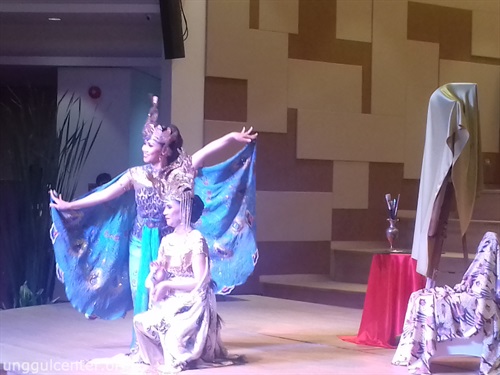 Nah, dua penari ini juga bukan orang sembarang loh hehe..