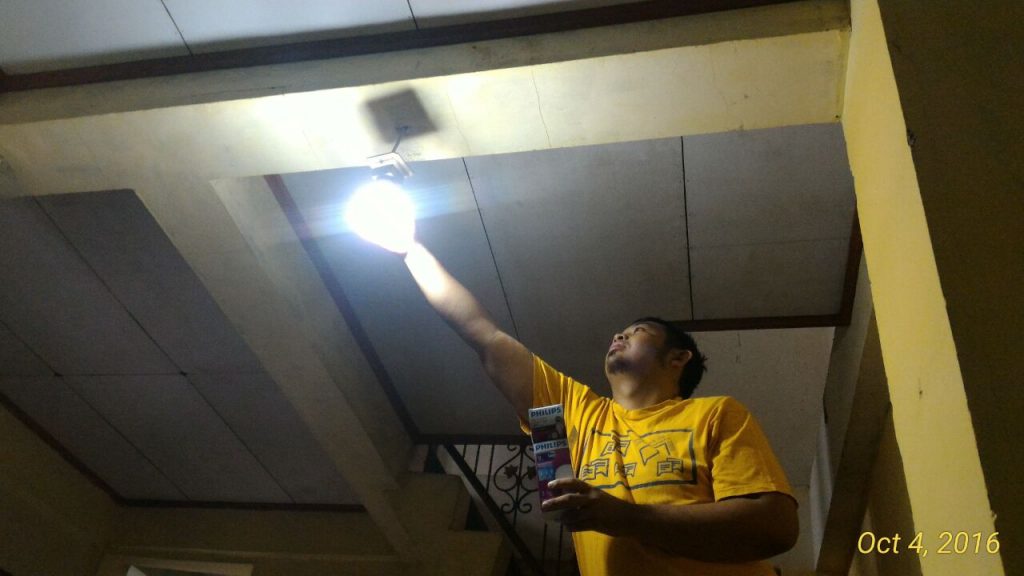 proses mengganti lampu philips, ini yang sebelumnya, 32 watt. Foto by Jessica ^^