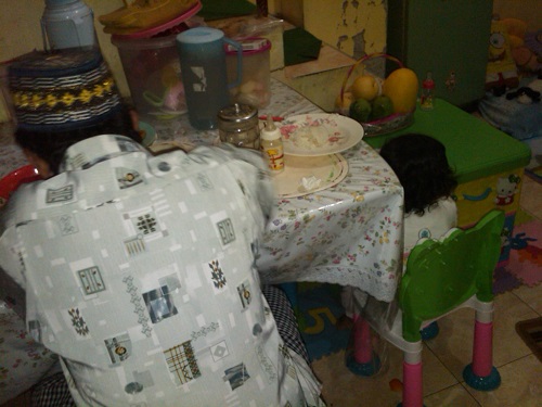 Ayahku, dan anakku, cucunya satu sedang makan satu sedang belajar. Masih suka makan, namun sangat dibatasi.