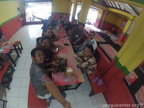 sesaat sebelum menikmati Lumpia "Bom" di salah satu restoran