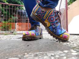 nah ini nihh sepatunya. cantik dan kereen! (foto dari mba Windah Saputro yang mengenakannya, di situs www.windahsaputro.com)