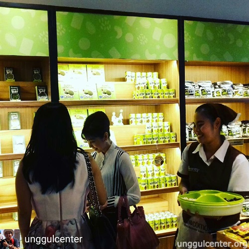 display hijau yang adem, disitulah beragam cokelat chocomory matcha green tea