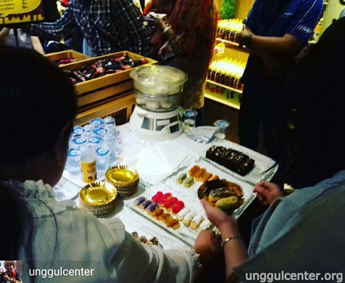 camilan-camilan yogurt cokelat yang enak, disajikan saat launch