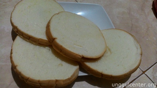 Roti tawar biasa. Untuk sehari-hari. tapi kali ini saya pilih yang round/bulat untuk biar enak liatnya aja.