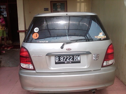 KIA Carens I ini di depan rumah. Ngga bisa jalan, tiba-tiba. Ngadat.