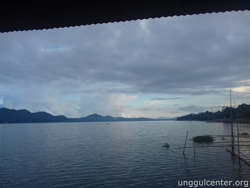pemandangan danau tondano dari restoran