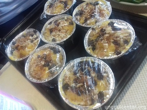 aneka penganan khas minahasa langsung kami coba sore itu. Ada nasi jaha, klappertart, dan lain-lain. Manis-manis!