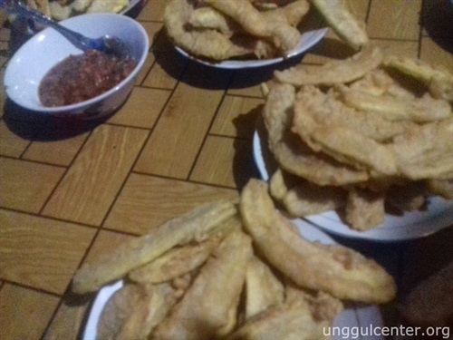 Sambil makan pisang Gohorok yang legendaris..