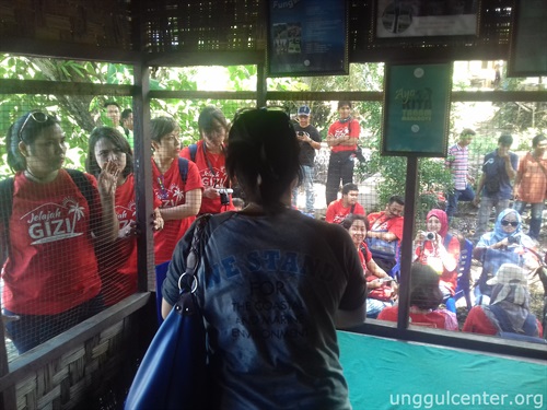 disini, ada masyarkat, pemerintah dan LSM yang bekerjasama penanaman Mangrove