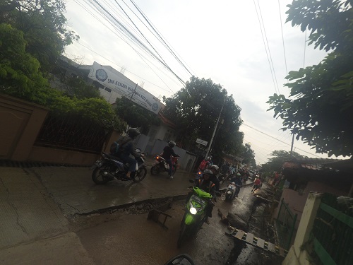 sisi kanan maupun kiri sama, harus bergantian dan jalanan basah becek karena bogor si kota Hujan