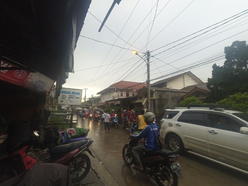 kendaraan harus bergantian lewat akibat perbaikan jalan