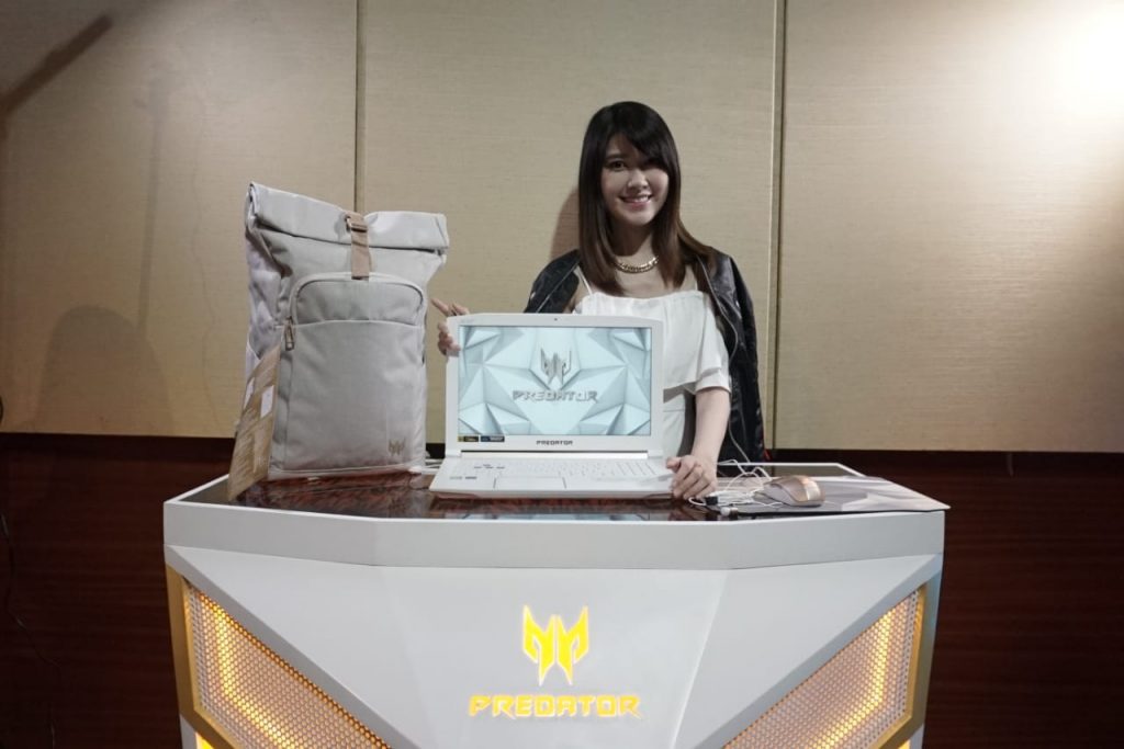 Paketan Acer Predator Helios 300 Special Edition, Tidak termasuk si cantik yang dibalik meja ya!
